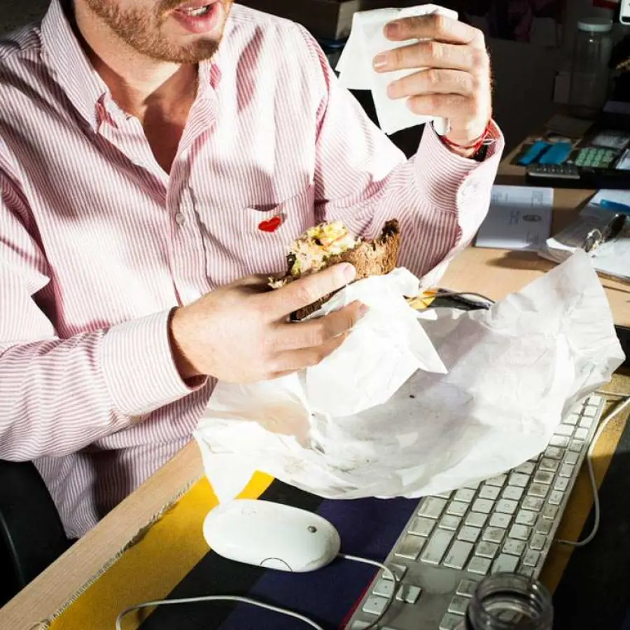 Pausa pranzo in ufficio, gli esperti: “Meno computer, più acqua”