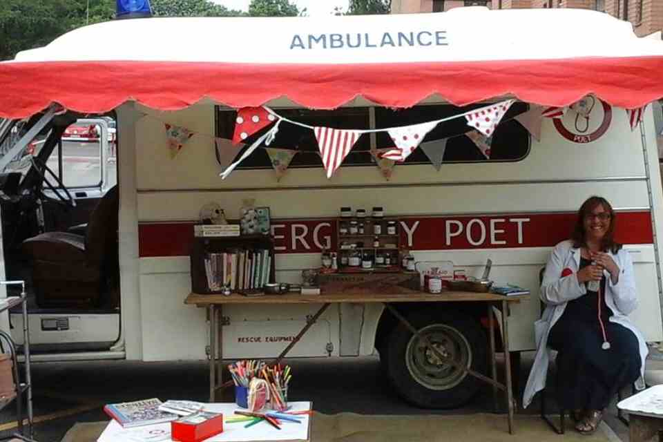 Deborah la dottoressa dell'anima che cura con la poesia
