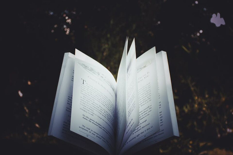 La Bibliomanzia: il futuro attraverso i libri