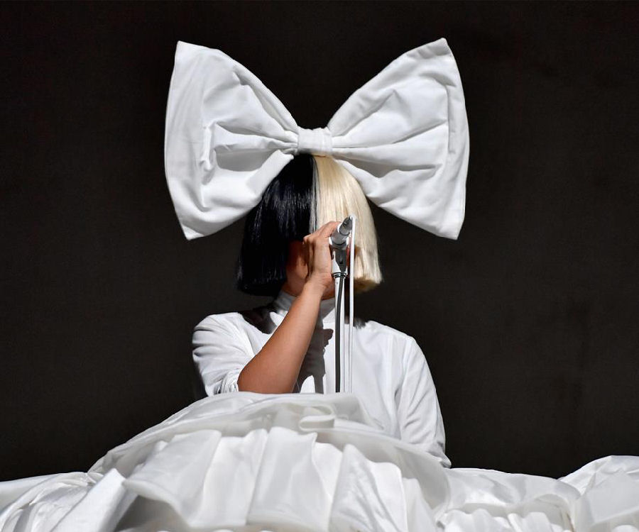 Sia Revealed! Una folata di vento mostra il volto della cantante