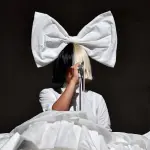 Sia Revealed! Una folata di vento mostra il volto della cantante