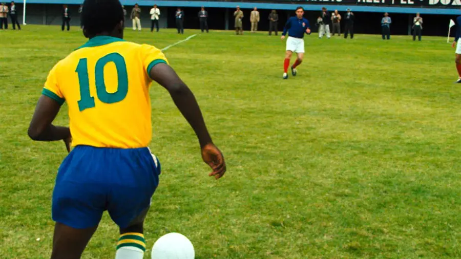 Nonostante i pronostici, il film Pelè non convince.