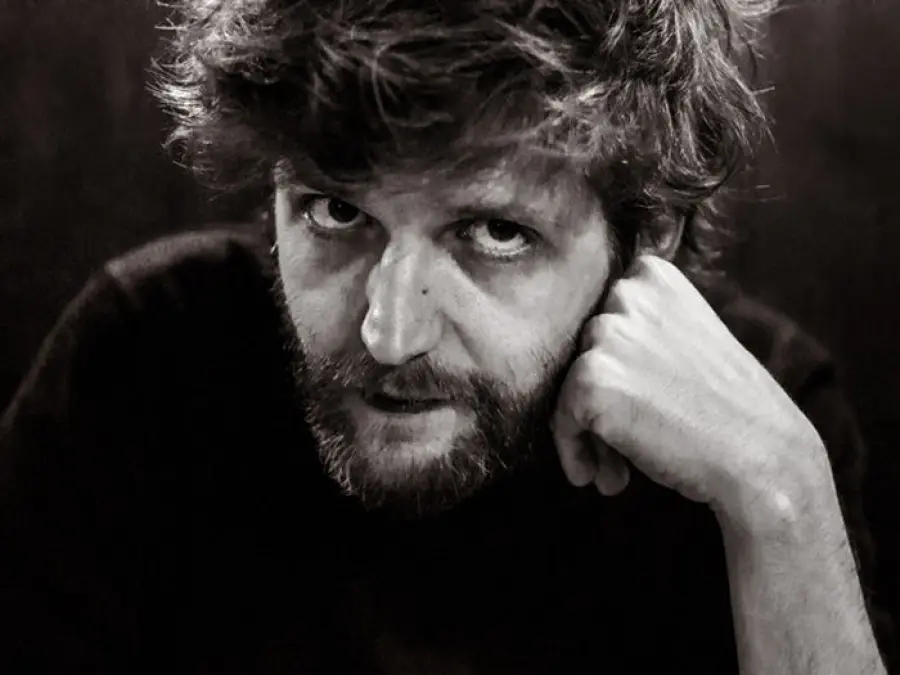 Intervista a Dente: Gran Band Epilogo Tour,la grande novità è la sezione fiati. "Sanremo? Non me la sono sentita di andare"