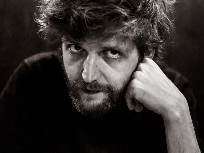 Intervista a Dente: Gran Band Epilogo Tour,la grande novità è la sezione fiati. "Sanremo? Non me la sono sentita di andare"