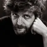 Intervista a Dente: Gran Band Epilogo Tour,la grande novità è la sezione fiati. "Sanremo? Non me la sono sentita di andare"