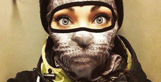 Le maschere da sci di Teya Salat per trasformarsi in gatti delle nevi