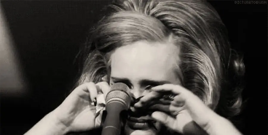 Adele e l'ultimo singolo Hello: l'ironia del web e i commenti memorabili