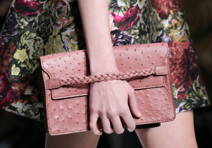 Daily love, l'oggetto del desiderio: Valentino rose clutch.