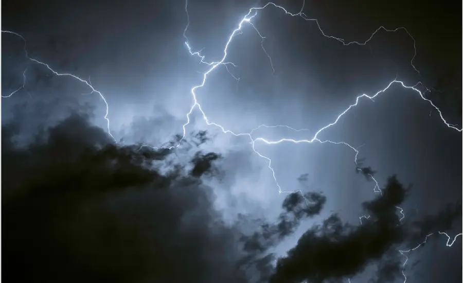 Foto del giorno: Fulmini nel cielo della Francia