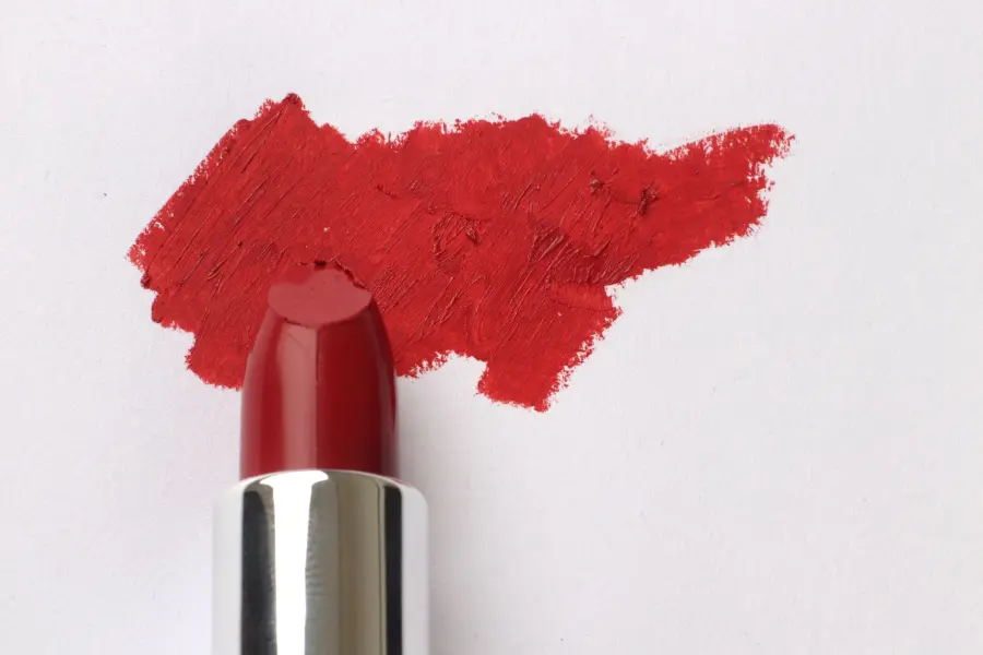 Rossetto rosso: scegliere la nuance giusta per il viso