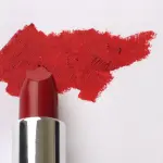 Rossetto rosso: scegliere la nuance giusta per il viso
