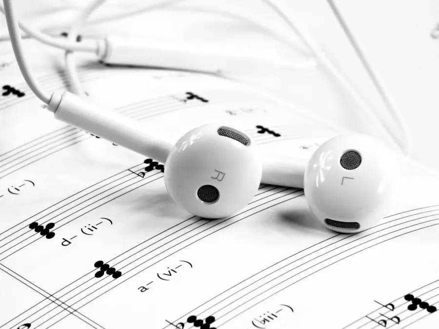 Canzoni tormentone estate: musica e memoria
