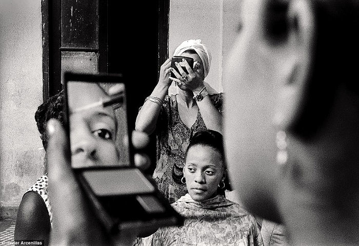 "Make-up in a dancer club" di Javier Arcenillas. Momento del trucco per le ballerine di un club di Cuba.