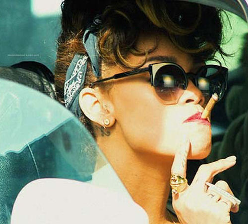 Rihanna fuma